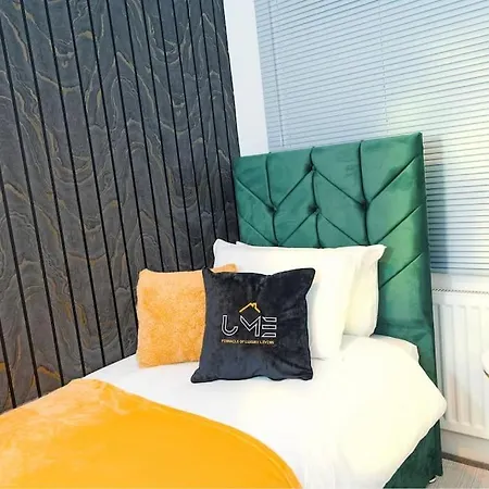 A Cosy, Elegant 3 Bed Suite Leeds  Exterior photo